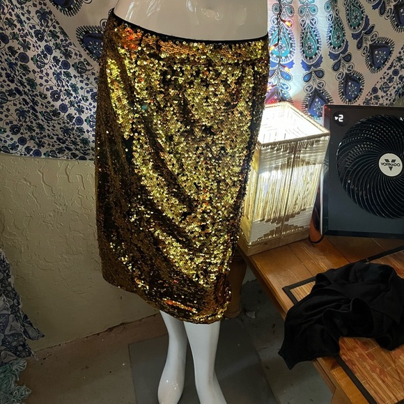 & skirt. Fun gold and black sequin skirt - Picture 1 of 3